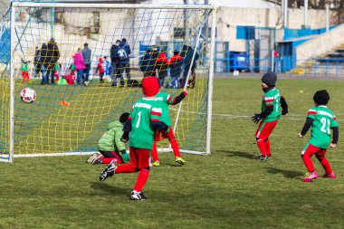 Odessa, Ukrayna 0 1 Nisan 2018: genç çocuklar için oyun spor eğitimi. Futbol futbol çocuklar için oyun. Üniformalı çalıştıran ve futbol oynarken spor kulübü, futbol oyuncuları genç oyuncular