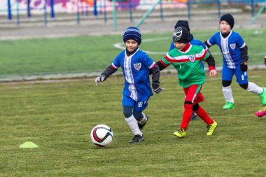Odessa, Ukrayna 0 1 Nisan 2018: genç çocuklar için oyun spor eğitimi. Futbol futbol çocuklar için oyun. Üniformalı çalıştıran ve futbol oynarken spor kulübü, futbol oyuncuları genç oyuncular