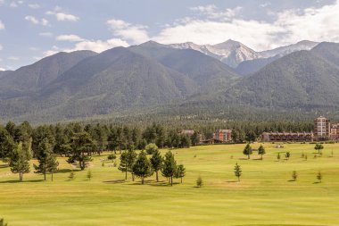 Razlık, Bulgaristan - 29 Temmuz 2016: Pirin Dağı sayısı Todorka ve Vihren en üstündeki. Güzel görünüm yeşil yaz golf sahası. Resort Razlık, Bulgaristan