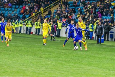 Odessa, Ukrayna -24 Mart 2016: Dostluk maçı (sarı) Ukrayna Millî Futbol takımı ve Kıbrıs (mavi) Milli takımı arasında. Yoğun maç oyun an.
