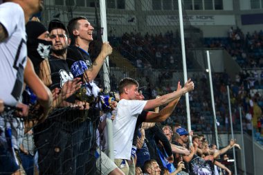 Odessa, Ukrayna - 15 Haziran 2017: Foxtrot süper kupa. Shakhtar - Dinamo (Kiev). Fanatik hayranları standları ebedi rakip oyun sırasında. Standları hayranları sevinirler, Not ve çırpınan bayrak. İnsanlar Stadı'nda arıyoruz
