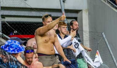 Odessa, Ukrayna - 3 Ağustos 2018: duygusal futbol taraftarları destek ekibi stadyumunda futbol kulübü Djurgardens Eğer İsveç oyun Uefa Avrupa Ligi oyun sırasında. Kalabalık futbol taraftarları Stadyumu futbol