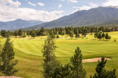 Razlık, Bulgaristan - 29 Temmuz 2016: Pirin Dağı sayısı Todorka ve Vihren en üstündeki. Güzel görünüm yeşil yaz golf sahası. Resort Razlık, Bulgaristan