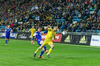 Odessa, Ukrayna -24 Mart 2016: Dostluk maçı (sarı) Ukrayna Millî Futbol takımı ve Kıbrıs (mavi) Milli takımı arasında. Yoğun maç oyun an.