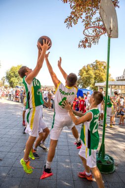 Odessa, Ukrayna -10 Eylül 2016: gençlerin şehir sokak, sokak top oynarken şenlikli seyirci tarafından çevrili. Streetbasketball kasaba Meydanı'nda. Sporcu çocuk basketbol kulübü gösteri performansları