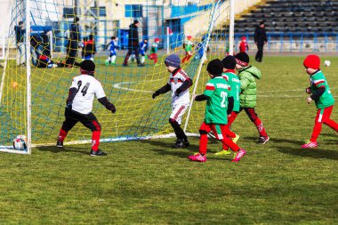 Odessa, Ukrayna 0 1 Nisan 2018: genç çocuklar için oyun spor eğitimi. Futbol futbol çocuklar için oyun. Üniformalı çalıştıran ve futbol oynarken spor kulübü, futbol oyuncuları genç oyuncular