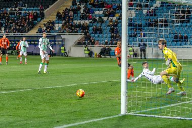 Odessa, Ukrayna - 3 Aralık 2015: Fc Karpaty ve Shakhtar Donetsk Ukrayna Kupası topu için Şampiyonlar Ligi mücadelede bir maçta. Ayrıntı oyunun.