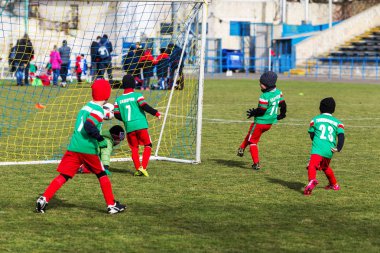 Odessa, Ukrayna 0 1 Nisan 2018: genç çocuklar için oyun spor eğitimi. Futbol futbol çocuklar için oyun. Üniformalı çalıştıran ve futbol oynarken spor kulübü, futbol oyuncuları genç oyuncular