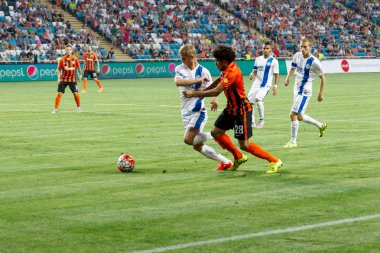 Odessa, Ukrayna - 14 Ağustos 2015: Fc Shakhtar Donetsk ve Fc Dnipro Dnipropetrovsk Ukrayna Kupası maçında top için kavga ediyorlar. Ayrıntı oyunun.
