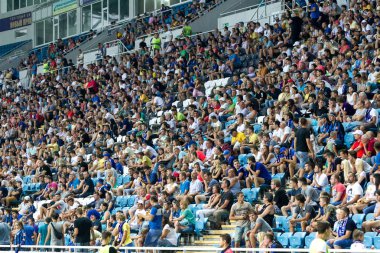 Odessa, Ukrayna - 2 Ağustos 2015: Futbol taraftarları ve stadyumun futobolnogo sırasında hasta tribünlerde seyirci Dinamo Kiev - Chernomorets Odessa maç