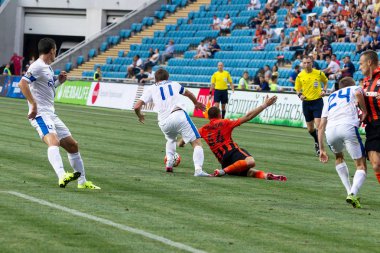 Odessa, Ukrayna - 14 Ağustos 2015: Fc Shakhtar Donetsk ve Fc Dnipro Dnipropetrovsk Ukrayna Kupası maçında top için kavga ediyorlar. Ayrıntı oyunun.