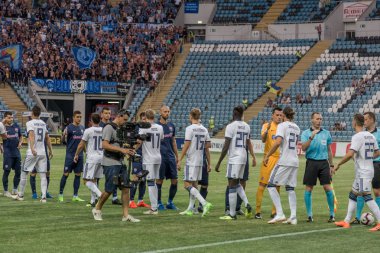 Odessa, Ukrayna - 3 Ağustos 2018: Futbolcular, Fc Djurgardens Eğer İsveç Melkemichel özcan sırasında oyun Uefa Avrupa Ligi 2018 Fc Mariupol (Ukrayna) ile futbol sahada. Futbol oyuncular Tren
