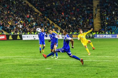 Odessa, Ukrayna -24 Mart 2016: Dostluk maçı (sarı) Ukrayna Millî Futbol takımı ve Kıbrıs (mavi) Milli takımı arasında. Yoğun maç oyun an.