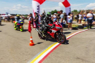 Odessa, Ukrayna - 10 Haziran 2018: Motosiklet yarışı. Dinamik ve gerçekçi yarış motosikletler yarış pisti üzerinde. Benzersiz motosiklet, aşırı shoi, tekerlekler, Isıtma gelen duman sitesinde drift
