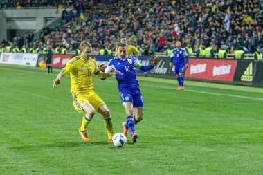 Odessa, Ukrayna -24 Mart 2016: Dostluk maçı (sarı) Ukrayna Millî Futbol takımı ve Kıbrıs (mavi) Milli takımı arasında. Yoğun maç oyun an.