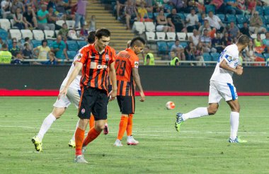 Odessa, Ukrayna - 14 Ağustos 2015: Fc Shakhtar Donetsk ve Fc Dnipro Dnipropetrovsk Ukrayna Kupası maçında top için kavga ediyorlar. Ayrıntı oyunun.