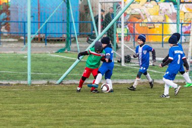 Odessa, Ukrayna 0 1 Nisan 2018: genç çocuklar için oyun spor eğitimi. Futbol futbol çocuklar için oyun. Üniformalı çalıştıran ve futbol oynarken spor kulübü, futbol oyuncuları genç oyuncular