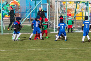 Odessa, Ukrayna 0 1 Nisan 2018: genç çocuklar için oyun spor eğitimi. Futbol futbol çocuklar için oyun. Üniformalı çalıştıran ve futbol oynarken spor kulübü, futbol oyuncuları genç oyuncular