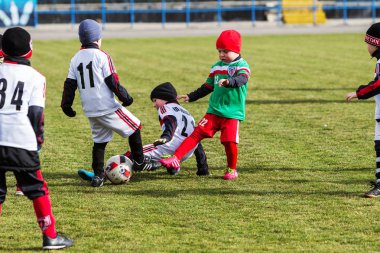 Odessa, Ukrayna 0 1 Nisan 2018: genç çocuklar için oyun spor eğitimi. Futbol futbol çocuklar için oyun. Üniformalı çalıştıran ve futbol oynarken spor kulübü, futbol oyuncuları genç oyuncular