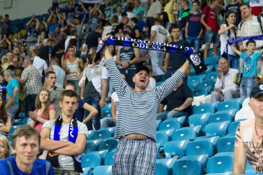 Odessa, Ukrayna - 2 Ağustos 2015: Futbol taraftarları ve stadyumun futobolnogo sırasında hasta tribünlerde seyirci Dinamo Kiev - Chernomorets Odessa maç