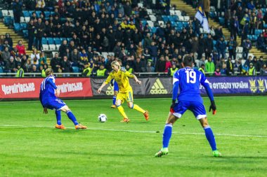 Odessa, Ukrayna -24 Mart 2016: Dostluk maçı (sarı) Ukrayna Millî Futbol takımı ve Kıbrıs (mavi) Milli takımı arasında. Yoğun maç oyun an.