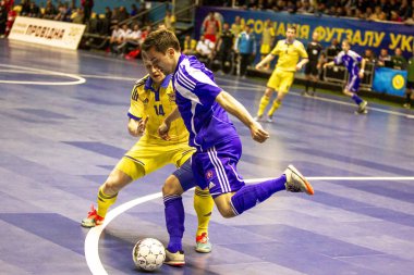 Odessa, Ukrayna - 12 Nisan 2016: Dünya Kupası play-off maçı Ukrayna - Slovakiya. Futsal oynuyor. Modern Bahçesi kapsayan spor salonu büyük sahnede mini futbol