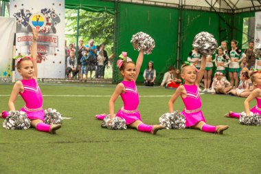 Odessa, Ukrayna -30 Mayıs 2015: Amigo Şampiyonası Ukrayna çocuklar arasında. Çocuk bir güzel parlak dans formla Sportin becerilerini göster. Birçok seyirci ve sporcular. Büyüleyici otantik çocuk