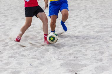 Odessa, Ukrayna -15 Ağustos 2015: Şampiyonası Ukrayna plaj futbolu Langeron plajda amatör kadınlar arasında üzerinde. Bayanlar futbol. Futbol kum üzerinde