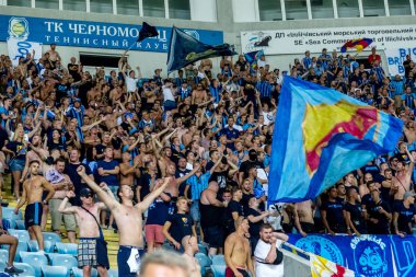 Odessa, Ukrayna - 3 Ağustos 2018: duygusal futbol taraftarları destek ekibi stadyumunda futbol kulübü Djurgardens Eğer İsveç oyun Uefa Avrupa Ligi oyun sırasında. Kalabalık futbol taraftarları Stadyumu futbol