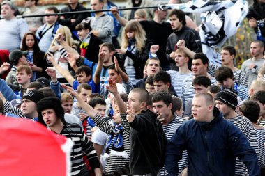 Odessa, Ukrayna - 14 Kasım 2010: Polis, kırık Kürsüsü, kavgalar, oyun alanı üzerinde havai fişek ile oyun sırasında Ultras duygusal futbol hayranları onun takımlarından Chernomorets ayaklandı