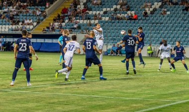 Odessa, Ukrayna - 3 Ağustos 2018: duygusal futbol taraftarları destek ekibi stadyumunda futbol kulübü Djurgardens Eğer İsveç oyun Uefa Avrupa Ligi oyun sırasında. Kalabalık futbol taraftarları Stadyumu futbol