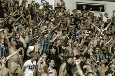 Odessa, Ukrayna - 3 Ağustos 2018: duygusal futbol taraftarları destek ekibi stadyumunda futbol kulübü Djurgardens Eğer İsveç oyun Uefa Avrupa Ligi oyun sırasında. Kalabalık futbol taraftarları Stadyumu futbol