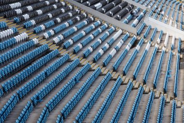 Stadyum standları boş eski plastik sandalyeler. Çok boş koltuk tribünlerde seyirci için. Boş plastik sandalye ve oturaklar futbol taraftarları için. Tribün, seyirci oyun