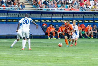Odessa, Ukrayna - 14 Ağustos 2015: Fc Shakhtar Donetsk ve Fc Dnipro Dnipropetrovsk Ukrayna Kupası maçında top için kavga ediyorlar. Ayrıntı oyunun.