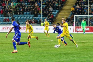 Odessa, Ukrayna -24 Mart 2016: Dostluk maçı (sarı) Ukrayna Millî Futbol takımı ve Kıbrıs (mavi) Milli takımı arasında. Yoğun maç oyun an.
