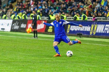 Odessa, Ukrayna -24 Mart 2016: Dostluk maçı (sarı) Ukrayna Millî Futbol takımı ve Kıbrıs (mavi) Milli takımı arasında. Yoğun maç oyun an.