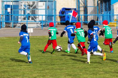 Odessa, Ukrayna 0 1 Nisan 2018: genç çocuklar için oyun spor eğitimi. Futbol futbol çocuklar için oyun. Üniformalı çalıştıran ve futbol oynarken spor kulübü, futbol oyuncuları genç oyuncular