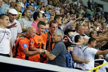 Odessa, Ukrayna - 10 Temmuz 2013: Bay Mircea Lucescu ve duygusal futbol taraftarları sırasında oyun Shakhtar Donetsk ve Chernomorets, 10 Temmuz 2013, Odessa, Ukrayna