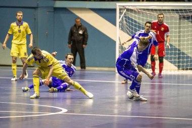 Odessa, Ukrayna - 12 Nisan 2016: Dünya Kupası play-off maçı Ukrayna - Slovakiya. Futsal oynuyor. Modern Bahçesi kapsayan spor salonu büyük sahnede mini futbol