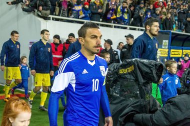 Odessa, Ukrayna -24 Mart 2016: Dostluk maçı (sarı) Ukrayna Millî Futbol takımı ve Kıbrıs (mavi) Milli takımı arasında. Yoğun maç oyun an.