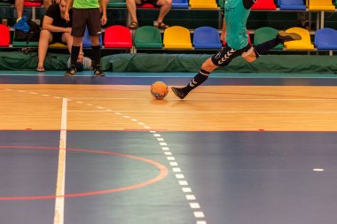 Odessa, Ukrayna - 28 Temmuz 2018: Tanımlanamayan yerel takım parke zemin üzerinde futsal turnuvasında mini-futbol oynayan oyuncuların