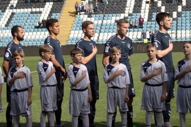 Odessa, Ukrayna-17 March2018: Ukrayna Premier Ligi takımları arasında futbol maçı Şampiyonlar Chernomorets (Odessa) ve çelik. Açılış Şampiyonası, beraberlik, geçit töreni, tekme kapıdan