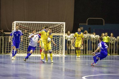 Odessa, Ukrayna - 12 Nisan 2016: Dünya Kupası play-off maçı Ukrayna - Slovakiya. Futsal oynuyor. Modern Bahçesi kapsayan spor salonu büyük sahnede mini futbol