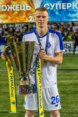 Odessa, Ukrayna - 21 Temmuz 2018: Dinamo oyuncular için Ukrayna Super Kupası maçında zafer kutlamak. Futbolcular zafer ve ödüllendirici kupa kutlama. Nikita Burda
