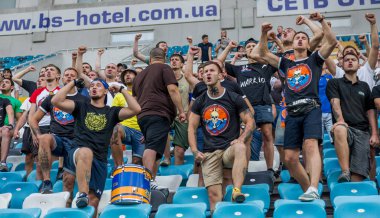 Odessa, Ukrayna - 3 Ağustos 2018: duygusal futbol taraftarları destek ekibi stadyumunda futbol kulübü Djurgardens Eğer İsveç oyun Uefa Avrupa Ligi oyun sırasında. Kalabalık futbol taraftarları Stadyumu futbol