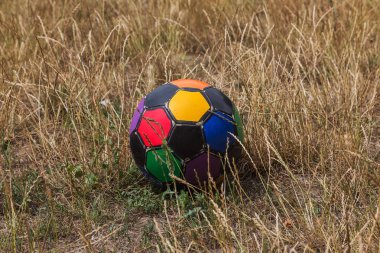 Eski yıpranmış eski püskü ve yırtık futbol topu kırsal alanında stadyumu terk edilmiş. Eski sildi su kuyusu-damat stadyum üzerinde ovuşturdu, yıpranmış, ile yırtık delik şımarık deri topu. Eski deri topun çimenlerin üzerinde