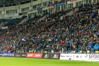 Odessa, Ukrayna - 24 Mart 2016: Futbol taraftarları ve seyirci stadyum standları duygusal onların Ukrayna ve Kıbrıs Milli takım maç sırasında destek ekibi. Duygular, el fenerleri, duman, çığlıkları