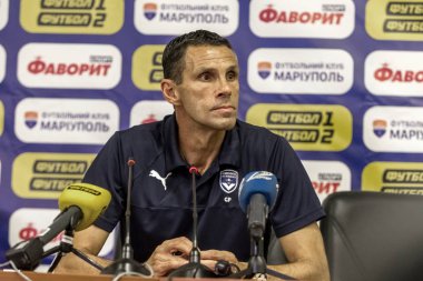 Odessa, Ukrayna - 9 Ağustos 2018: Gustavo Augusto Poyet Dominguez baş antrenör Bordeaux oyun Uefa Avrupa Ligi 2018 Fc Mariupol ' (Ukrayna) sırasında. Basın toplantısı koç Bordeaux Poyet Dominguez