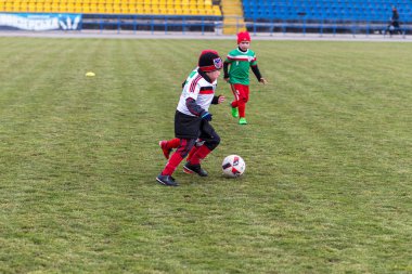 Odessa, Ukrayna 0 1 Nisan 2018: genç çocuklar için oyun spor eğitimi. Futbol futbol çocuklar için oyun. Üniformalı çalıştıran ve futbol oynarken spor kulübü, futbol oyuncuları genç oyuncular