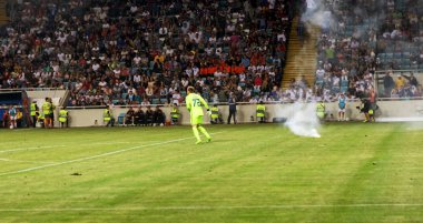 Odessa, Ukrayna - Temmuz 15,2017: Foxtrot süper kupa. Madenci - Dinamo. Fanatik heyecanlı hayranları ile havai fişek. Taraftar standları yanık yangında sevinirler ve çırpmaya başlar. Petards stadyum alanında oyun parçaladı